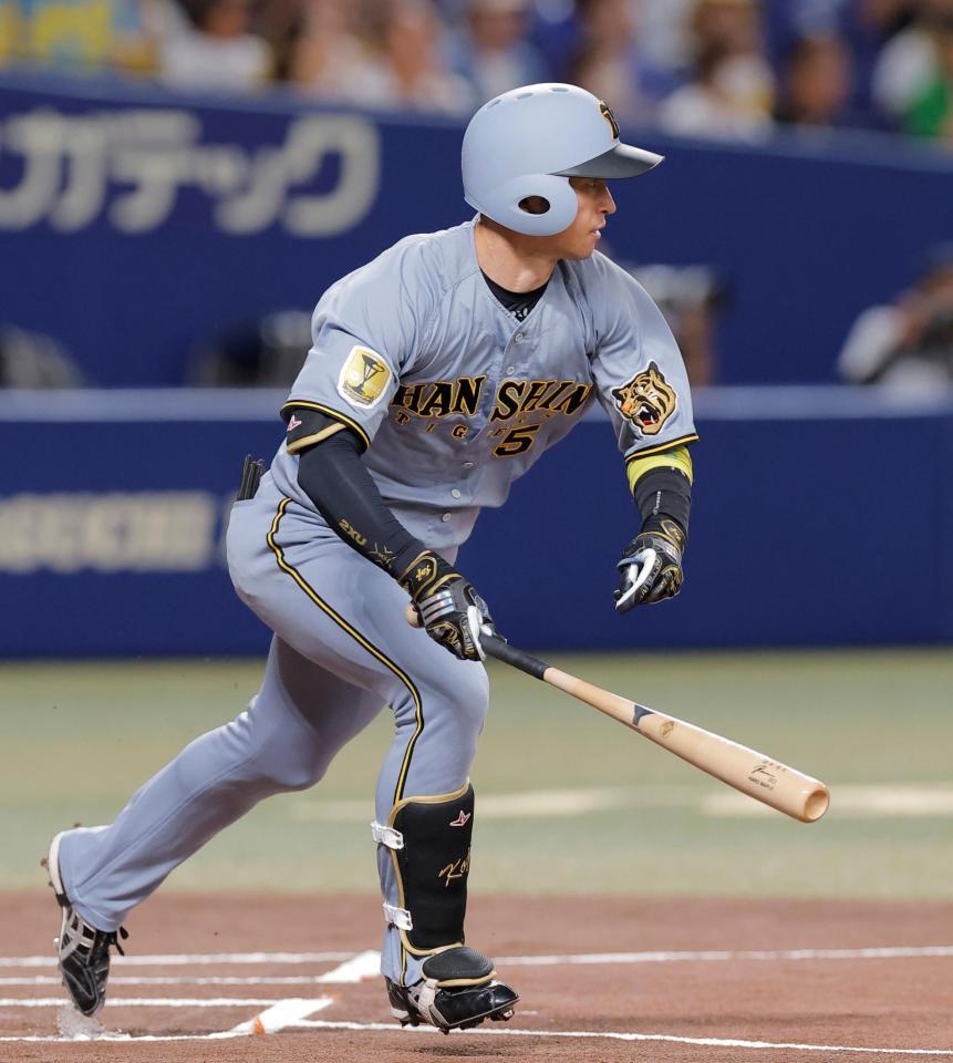 １回、中前打を放つ近本（撮影・西田忠信）