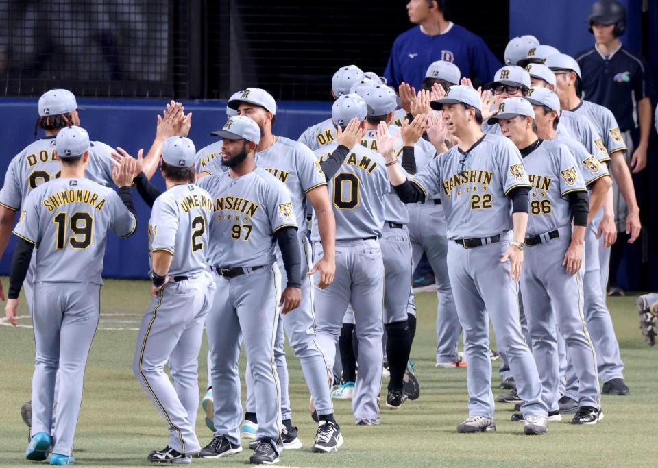 ナインと勝利のタッチを交わす藤川監督（２２）＝撮影・立川洋一郎