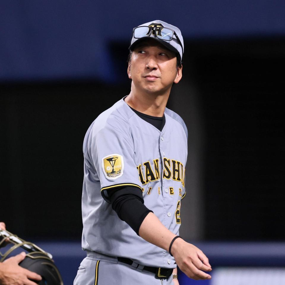 ３回、下村の降板を告げベンチへ戻る藤川監督（撮影・田中太一）