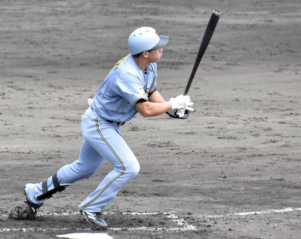 　９回、内野安打を放つ立石（撮影・河西俊輔）