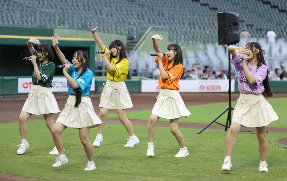 試合前、ミニライブを行ったＫＯＢｅｒｒｉｅＳ♪のメンバー（撮影・坂部計介）