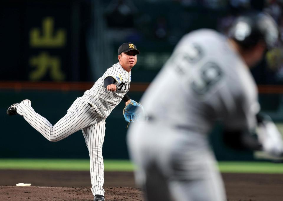 ２回、村上はダルベックを遊ゴロに打ち取る（撮影・山口登）