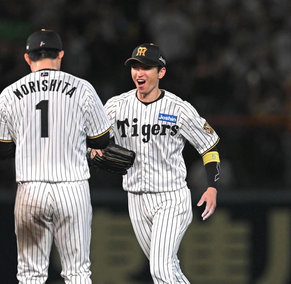 森下と勝利を喜ぶ近本（撮影・飯室逸平）