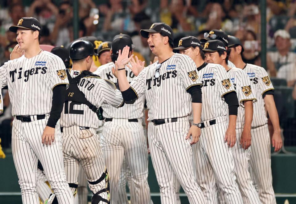 ナインを迎える藤川監督（撮影・田中太一）
