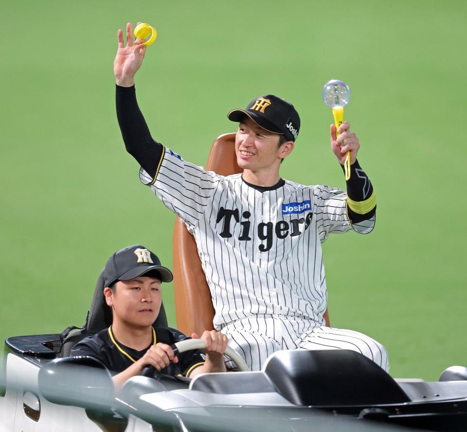 リリーフカーで場内を一周し、ファンの声援に笑顔を見せる近本（撮影・立川洋一郎）