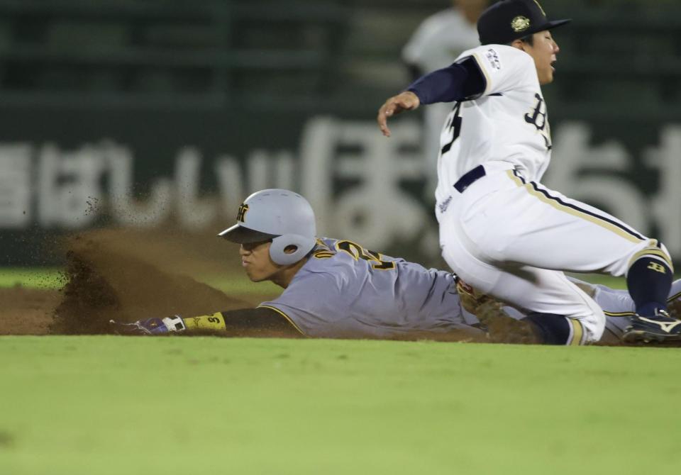 ６回、岡城は二盗を決める（撮影・坂部計介）