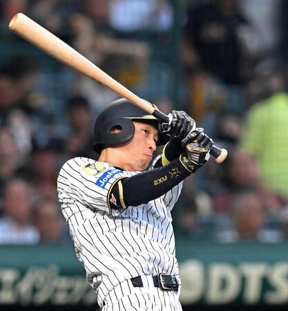 　１回、先制ソロを放つ近本（撮影・飯室逸平）