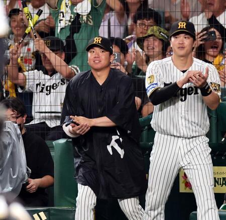 ９回、工藤が締めベンチから出て喜ぶ村上（撮影・田中太一）