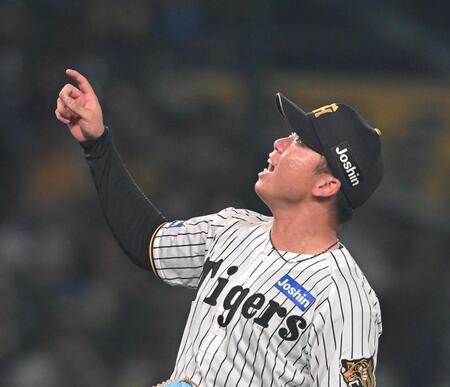 ４回、打球を指さす村上（撮影・飯室逸平）