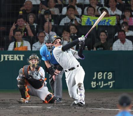５回、左中間へ二塁打を放つ森下（撮影・立川洋一郎）