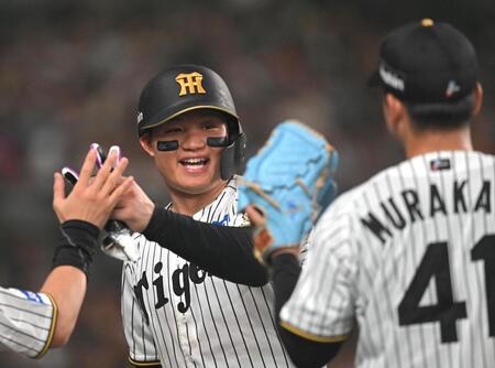 ３回、生還し笑顔でタッチを交わす森下（撮影・飯室逸平）