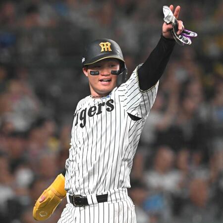 　５回、生還し、大山に向かって手を上げる森下（撮影・飯室逸平）