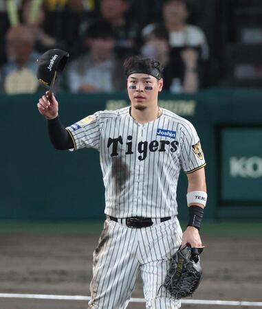 ４回表の守備に就き、スタンドからの「テルコール」に応える佐藤輝（撮影・立川洋一郎）