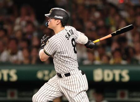 ３回、右線へ適時打を放つ佐藤輝（撮影・田中太一）