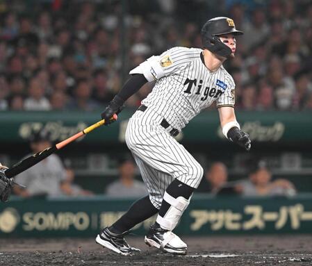　３回、右前タイムリーを放つ佐藤輝