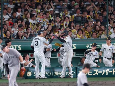 ５回、右犠飛を放ち生還した森下（中央右）とタッチを交わす大山（３）＝撮影・立川洋一郎