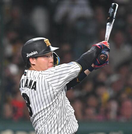 ３回、適時打を放つ大山（撮影・飯室逸平）
