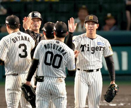 ９回表を締めくくり勝利のタッチを交わす工藤（右）ら（撮影・立川洋一郎）