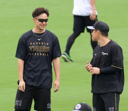 　糸原（右）と談笑する大竹（撮影・立川洋一郎）