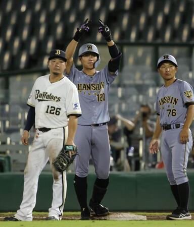 ９回、西純は左前打を放ち、一塁上でポーズをとる（撮影・坂部計介）