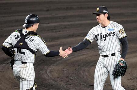 試合を締めた工藤は坂本と握手をかわす（撮影・山口登）