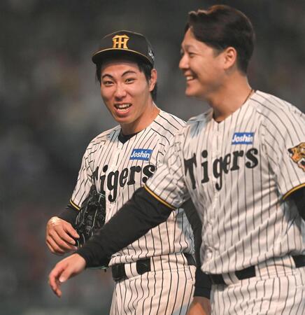 勝利を喜ぶ工藤と木下（撮影・飯室逸平）