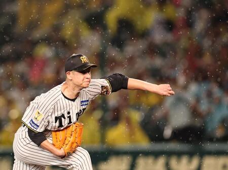 ４回、雨が降る中、力投する大竹（撮影・田中太一）