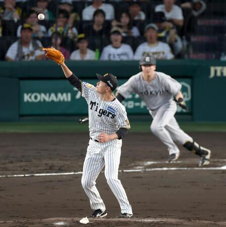 ２回、泉口のピッチャーライナーをはじいて捕球する大竹（撮影・立川洋一郎）