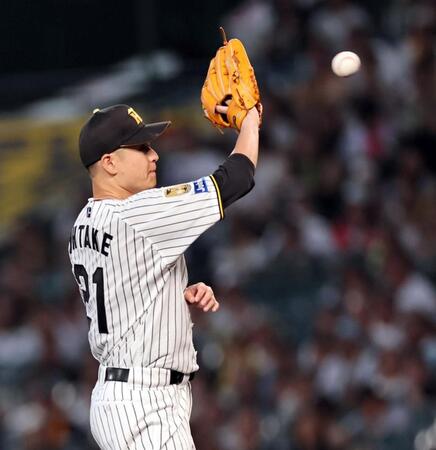 ２回、泉口の打球を好捕する大竹（撮影・田中太一）