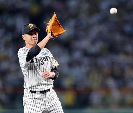 ２回、大竹は泉口のライナーを捕球する（撮影・山口登）