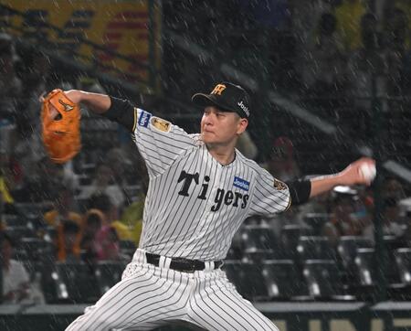 降りしきる雨の中、力投する大竹（撮影・飯室逸平）