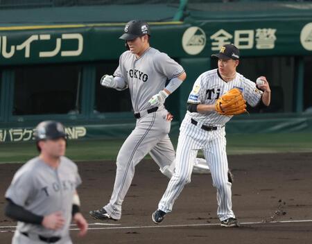１回、大城（中央）を投ゴロに打ち取る大竹（撮影・立川洋一郎）