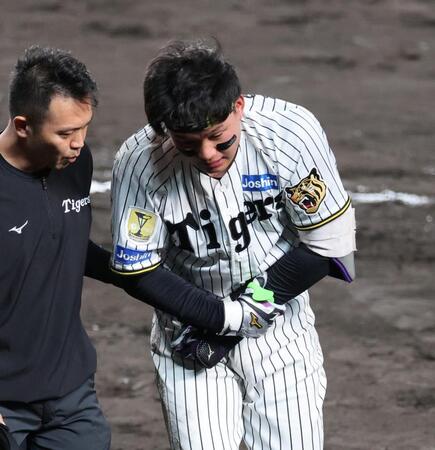 ７回、左手首に死球を受けベンチに戻る森下（撮影・山口登）