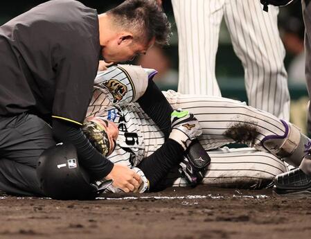 ７回、死球を受け倒れ込む森下（撮影・田中太一）