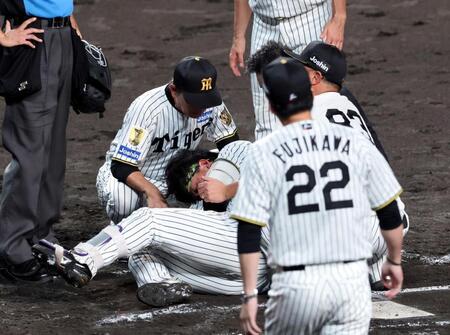 ７回、左手首に死球を受け倒れ込む森下（撮影・山口登）