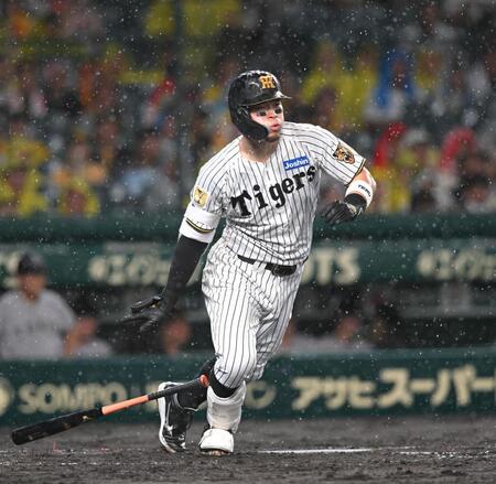 ４回、二塁打を放つ佐藤輝（撮影・飯室逸平）