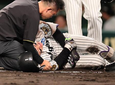 ７回、死球を受け倒れ込む森下（撮影・田中太一）