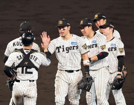 巨人に勝利しタッチする佐藤輝（中央）ら阪神ナイン（撮影・山口登）