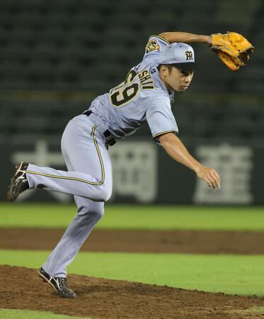 ８回１イニングを３人で抑えた石井（撮影・坂部計介）