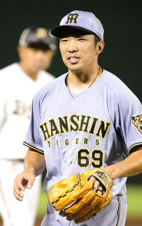８回１イニングを３人で抑え、笑顔でベンチに戻る石井（撮影・坂部計介）