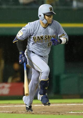 ３回、木浪は右前打を放つ（撮影・坂部計介）