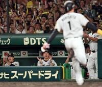 ５回、大山の犠飛で森下が犠飛で生還し、手をたたいて喜ぶ藤川監督（撮影・田中太一）