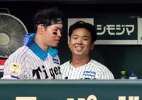 ７回のピンチを最少失点でしのいだ村上（右）はホッとした表情を浮かべる。左は佐藤輝（撮影・田中太一）