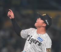 ４回、打球を指さす村上（撮影・飯室逸平）