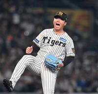 　５回、ピンチをしのぎ、吠える村上（撮影・飯室逸平）