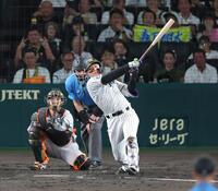 ５回、左中間へ二塁打を放つ森下（撮影・立川洋一郎）