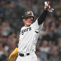 　５回、生還し、大山に向かって手を上げる森下（撮影・飯室逸平）