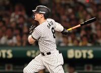 ３回、右線へ適時打を放つ佐藤輝（撮影・田中太一）