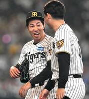 　木下（手前）と勝利を喜ぶ工藤