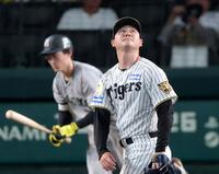 ８回、浦田を左飛に打ち取り三者凡退でこの回を終える木下（撮影・立川洋一郎）